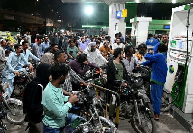 As tensions between the United States and Iran continue to rise, the global oil market is feeling the strain, and the energy crunch is getting worse. 