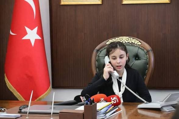 Mahnaz Yılmaz, a resident of Jowzjan, was selected as the mayor of Izmir for one day.