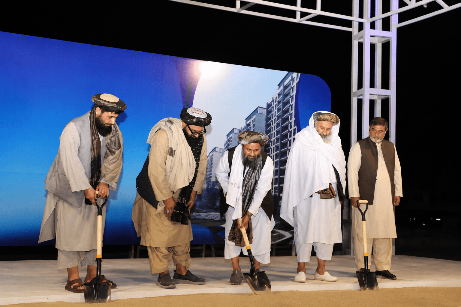 طالبان د کورونو په سکټور کې پانګونه هڅوي، خو خلک د ملکیت د راتلونکي په اړه اندېښمن دي.