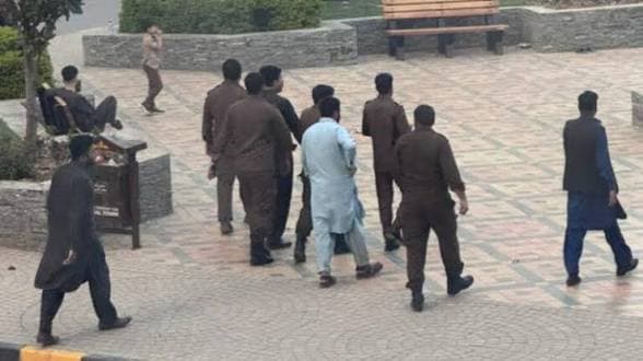 بازداشت ١٢ شهروند افغانستان در پشاور به اتهام استفاده از اسناد جعلى.