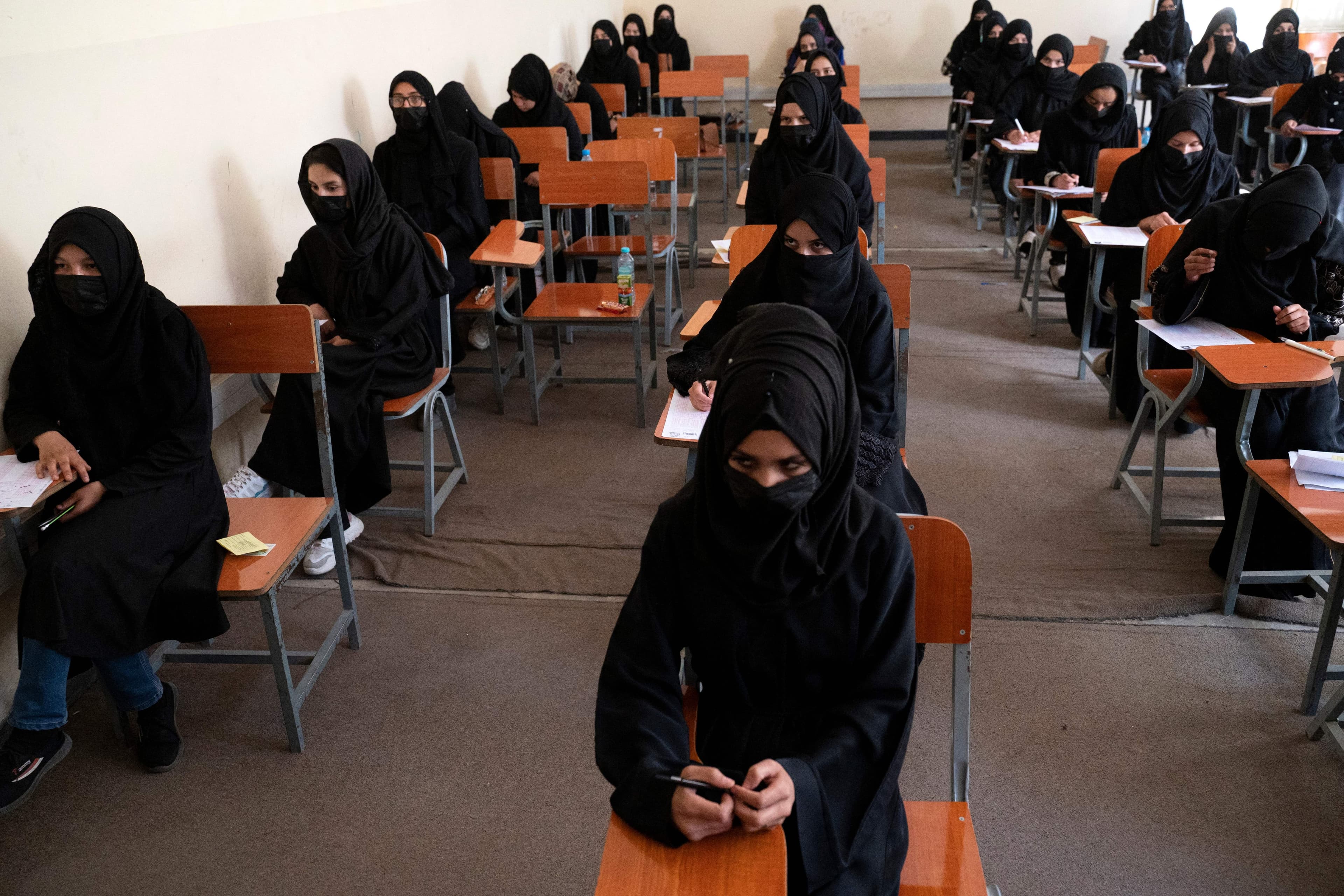 The Taliban in Herat have made full face-covering veils (Burqa) mandatory for female students and women teachers.
