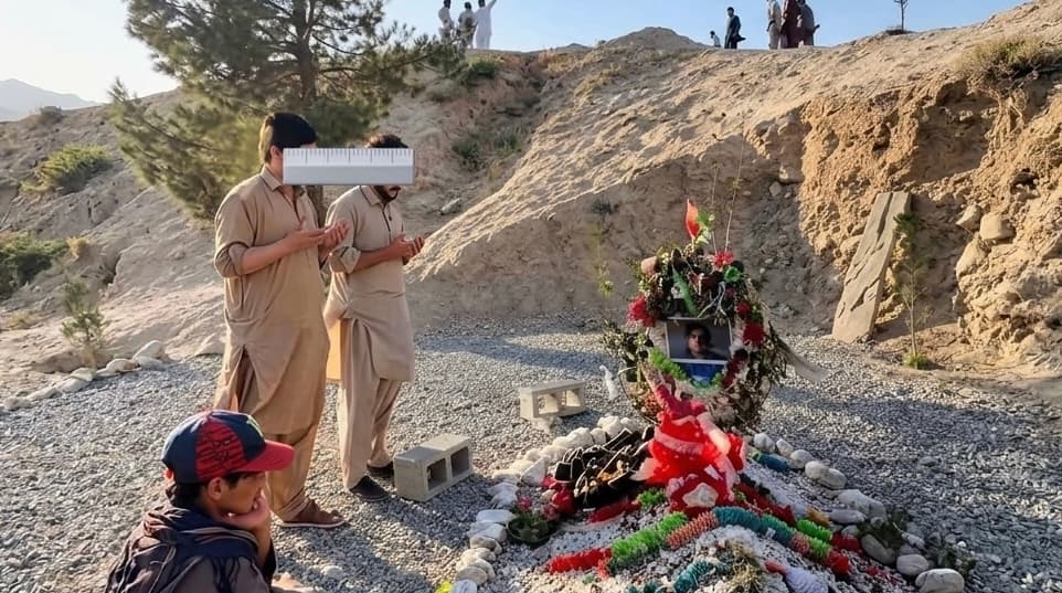 طالبانو د شاپور ځدراڼ له مقبرې د افغانستان ملي بيرغ لرې كړی دى.