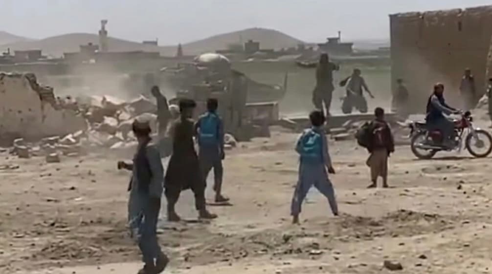 په غزني کې د ځمکې پر سر د خلکو او طالبانو ترمنځ نښته کې یو کس وژل شوی.