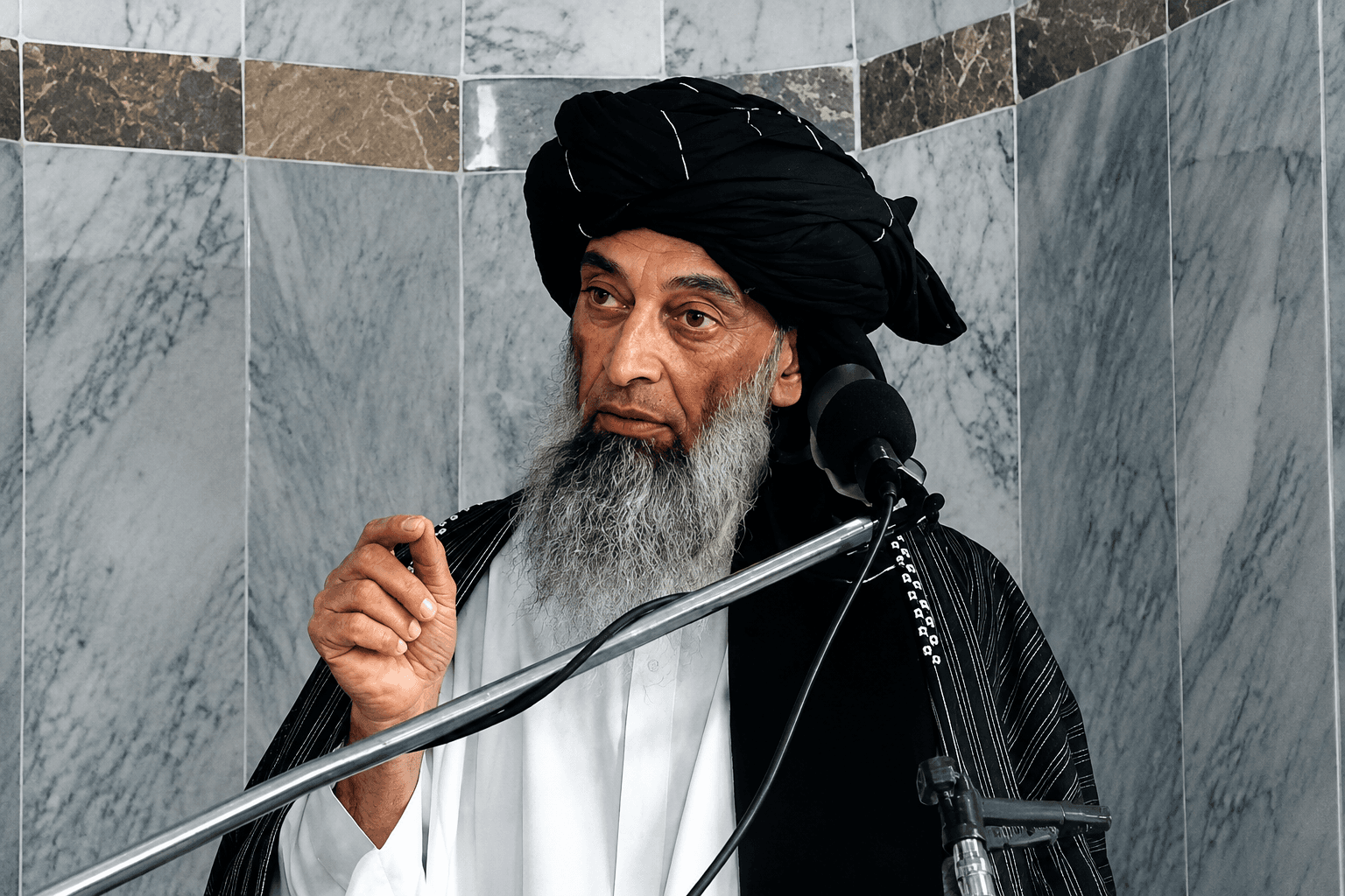 منابع: يحيى عنابى از رفتن به منبر و تبليغ در نماز جمعه منع شده است.
