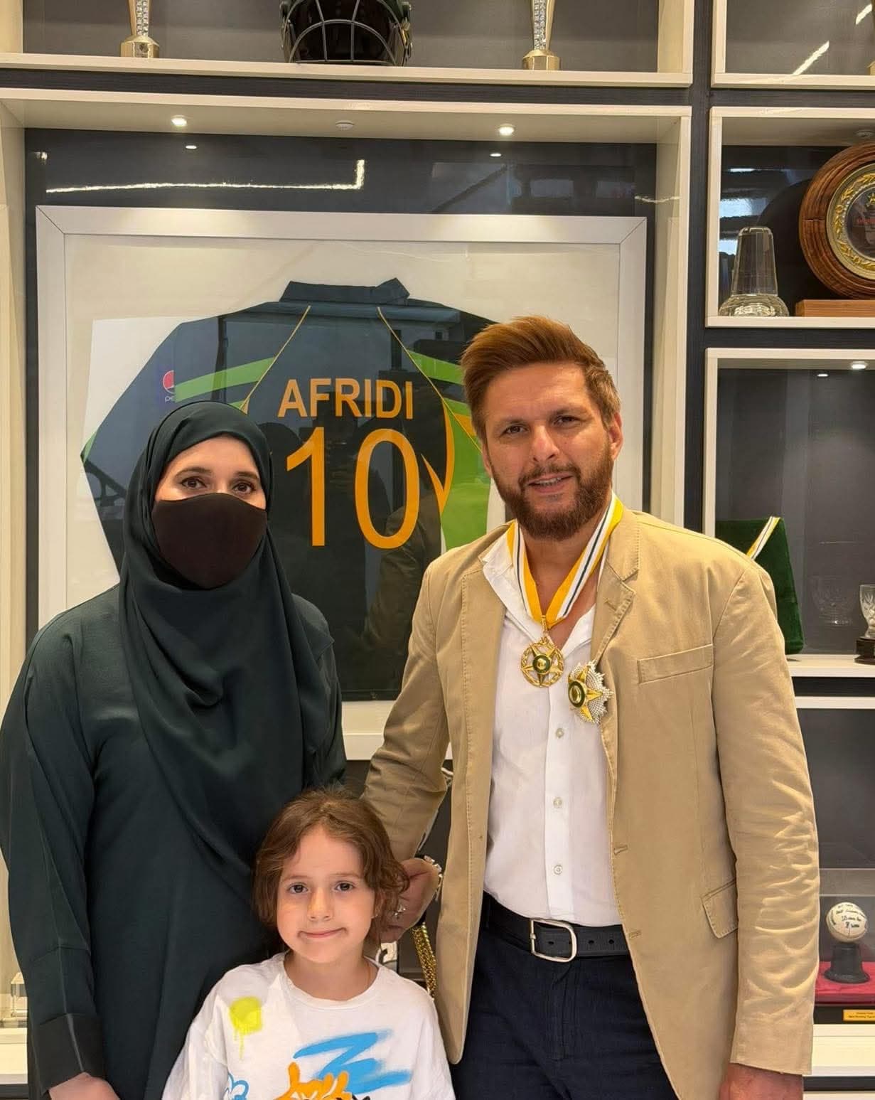 شاهد افريدى خپل مډال وژل شوو پاكستاني ځواكونو ته ډالۍ كړ.