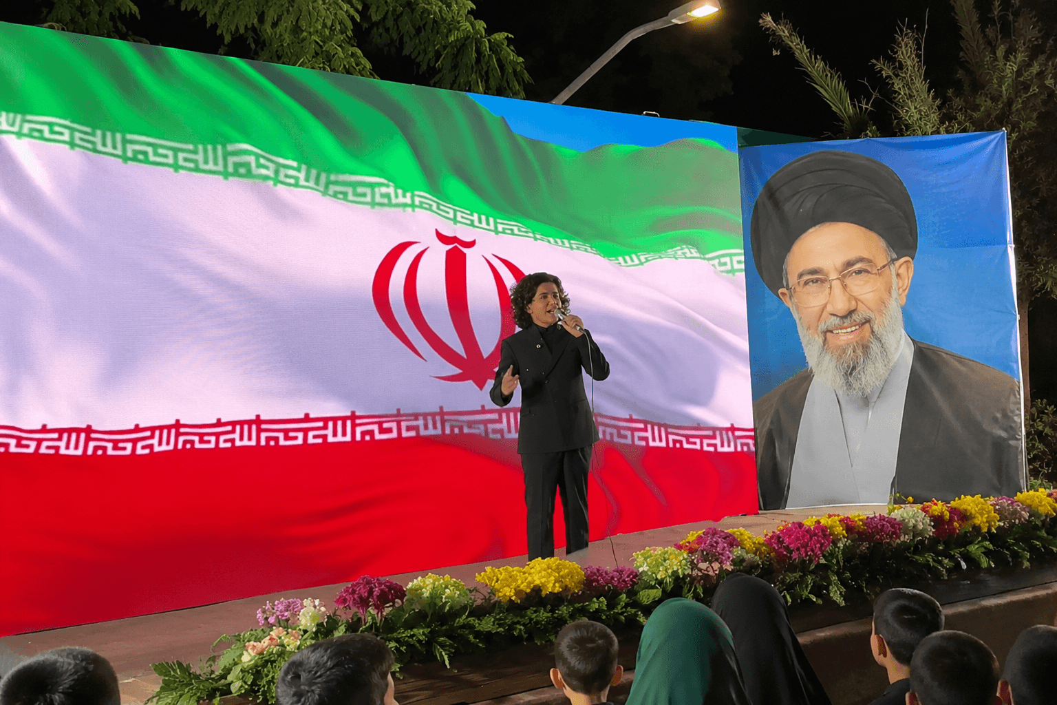 حضور كودک افغان در مراسم سياسى در تهران واكنش ها را برانگيخت.