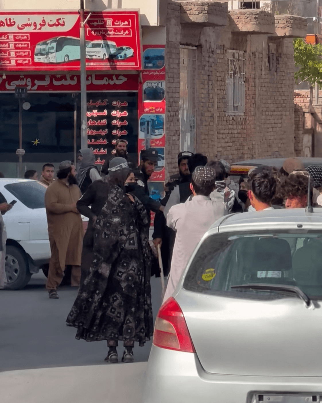 عیني شاهدان: د ځپونکو ځواکونو شمېر له لاریون کوونکو څخه زیات و.