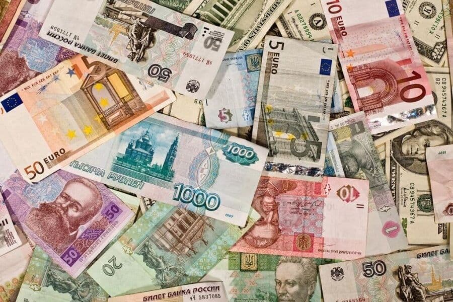 بانک مرکزی افغانستان ورود ارزهای کشورهای منطقه به کشور را ممنوع اعلام کرد.
