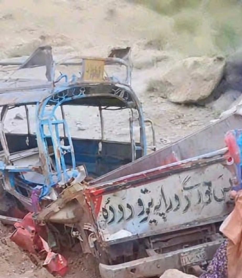 په خېبر پښتونخوا کې د دوو ځانمرګو بریدونو په ترڅ کې یو شمېر ملکي وګړي وژل شوي او یو شمېر نور ټپیان شوي دي.