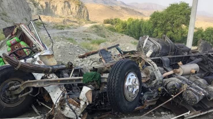 سقوط موتر حامل مهاجران بازگشت كننده از پاكستان به رودخانه در لغمان.