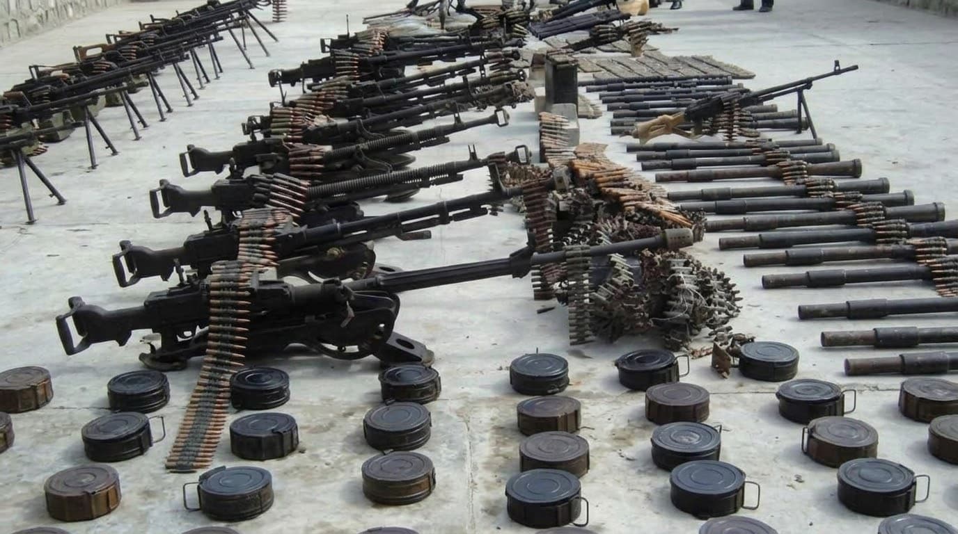 طالبان ٢۵۰ ميل سلاح متعلق به جمعه خان فاتح را در نسى بدخشان جمع آورى كردند.