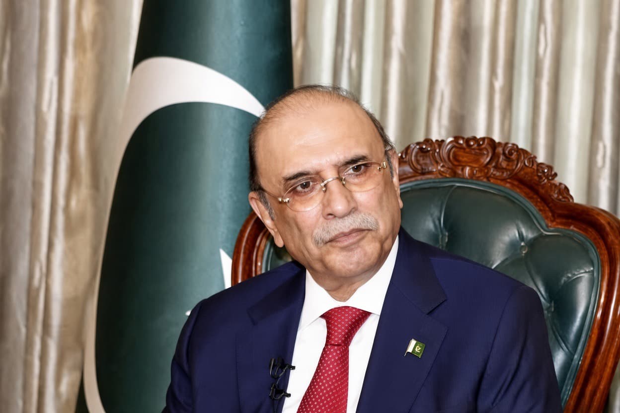 زرداری فرمان برقراری وضعیت اضطراری و ادارۀ مستقیم والی در خیبرپختونخوا را امضا کرد.