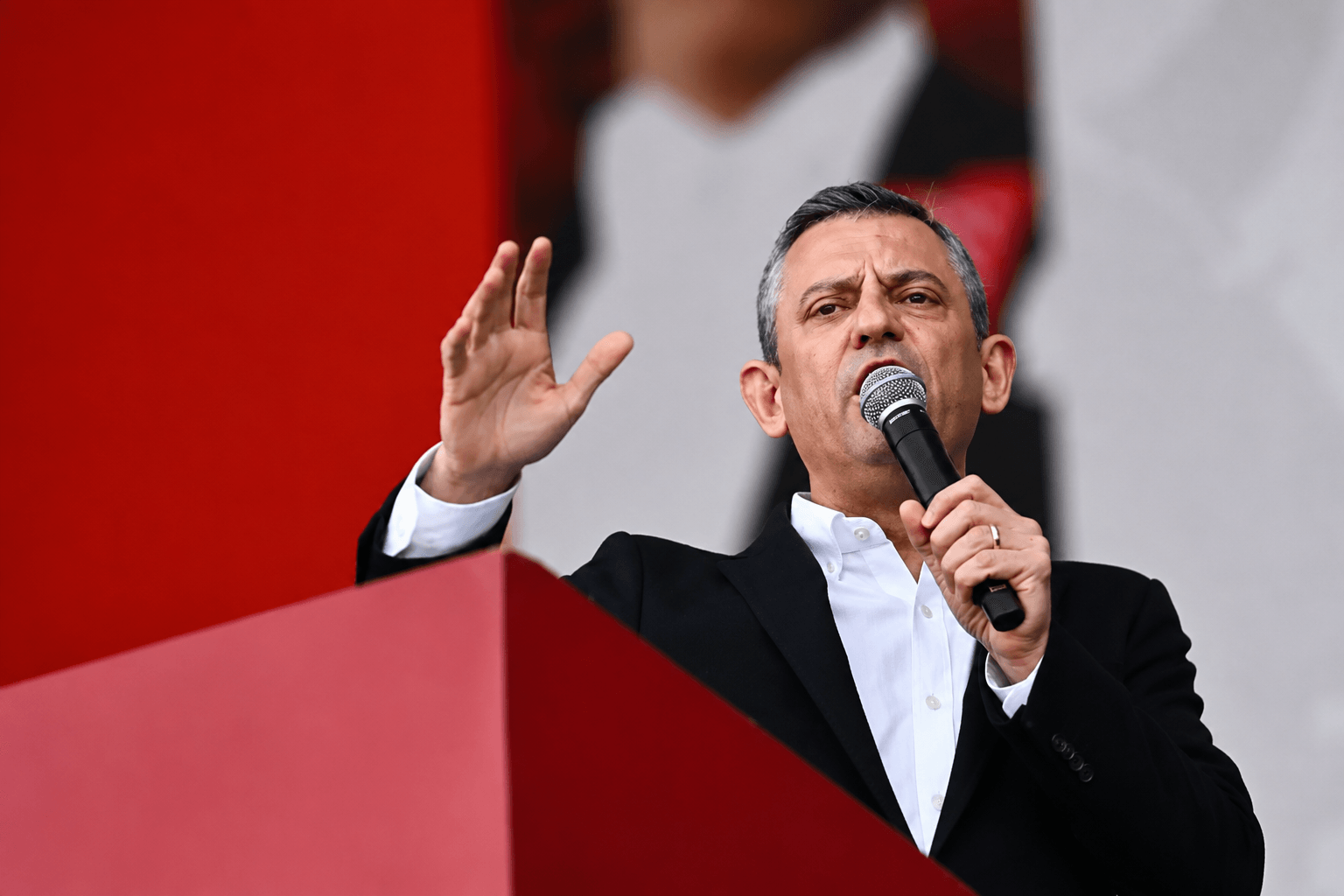 د ترکیې پولیسو د اردوغان د ستر مخالف ګوند پر مرکزي دفتر یرغل کړی.