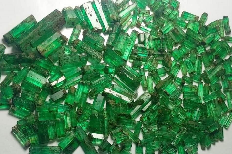 طالبان از فروش بيش از ٣ هزار قيراط زمرد پنجشير خبر دادند.