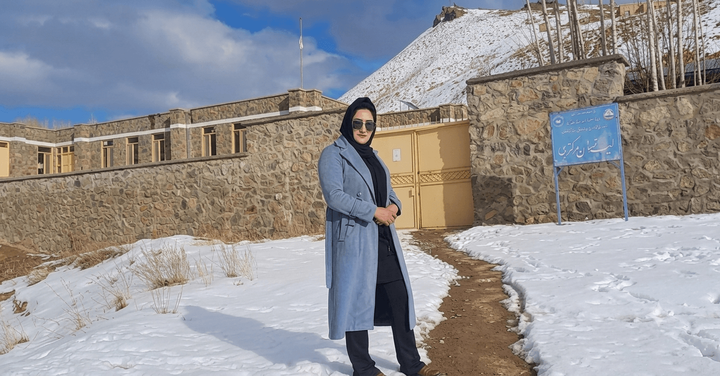 منابع؛ آمريک ليسه دخترانه در دايكندى به دليل خود دارى از تحويل موبايل بازداشت شد.