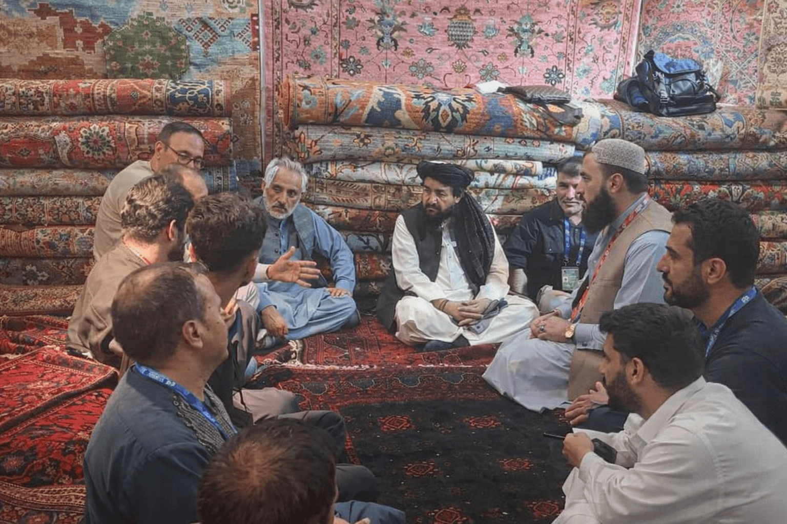 د طالبانو د سوداګرۍ وزير په ارومچي كې له افغان سوداګو سره وكتل.