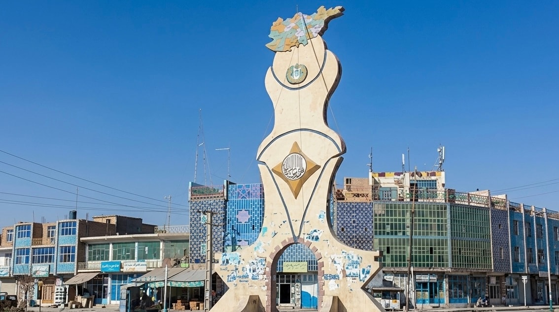 در نیمروز، هشت نفر به اتهام عضویت در «جبهه سپاهیان میهن» بازداشت شدند.