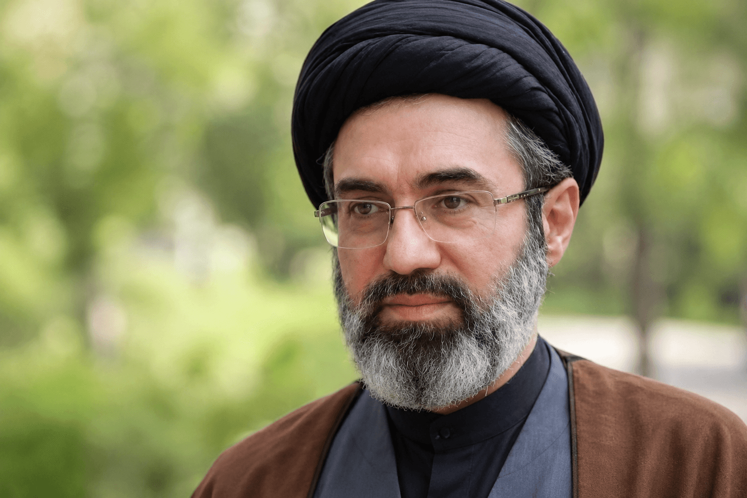 خامنهيي: د سیمې ملتونه به نور د امریکا د اډو سپر نه وي.
