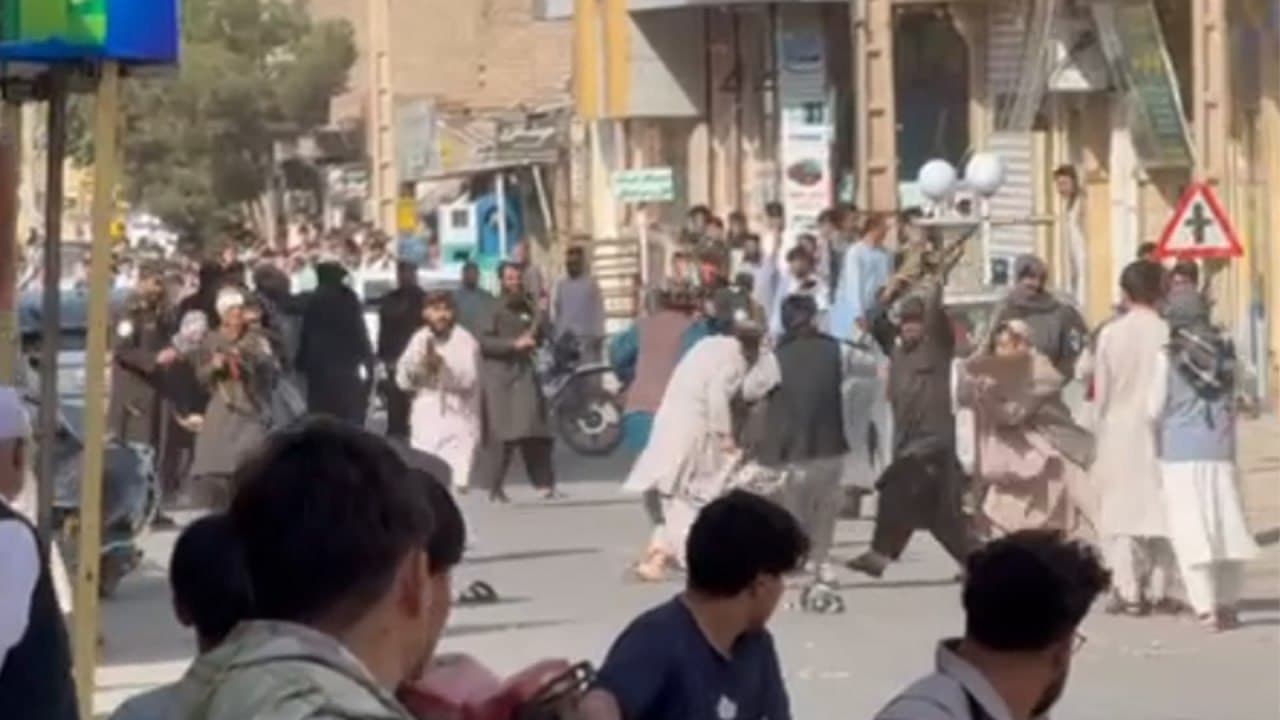 په جبرئیل کې پر لاریون کوونکو د طالبانو ډزې؛ د هرات جبرئیل ښځو او نارینهوو په ګډه لاریون کړی.