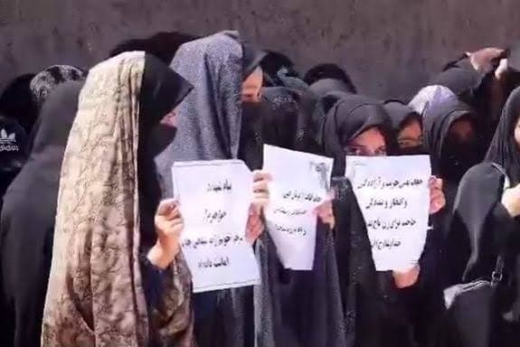 گزارش از تجمع دختران هرات در حمايت از طالبان وتأكيد بر حجاب مورد نظر آنها.