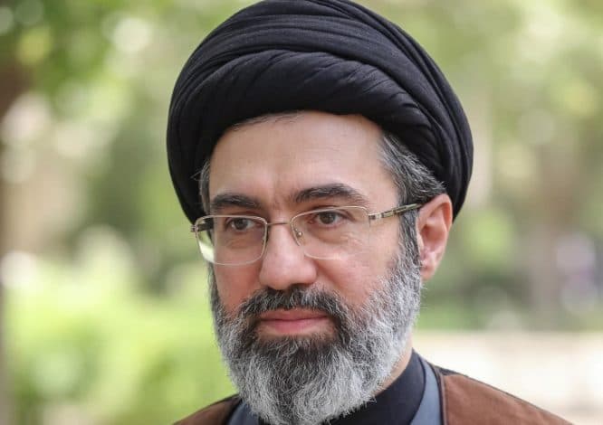 مجتبى خامنه يي د خپل پلار د جنازې په مراسمو كې حاضر نه شو.