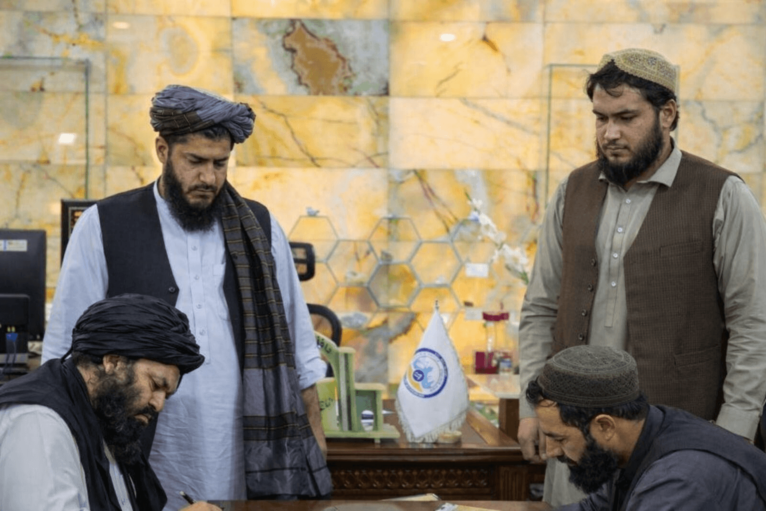 طالبان در هرات قرارداد ۱۵ ساله معدن نمک را با سرمایهگذاری ۳۱۵.۶ میلیون افغانی امضا کردند.