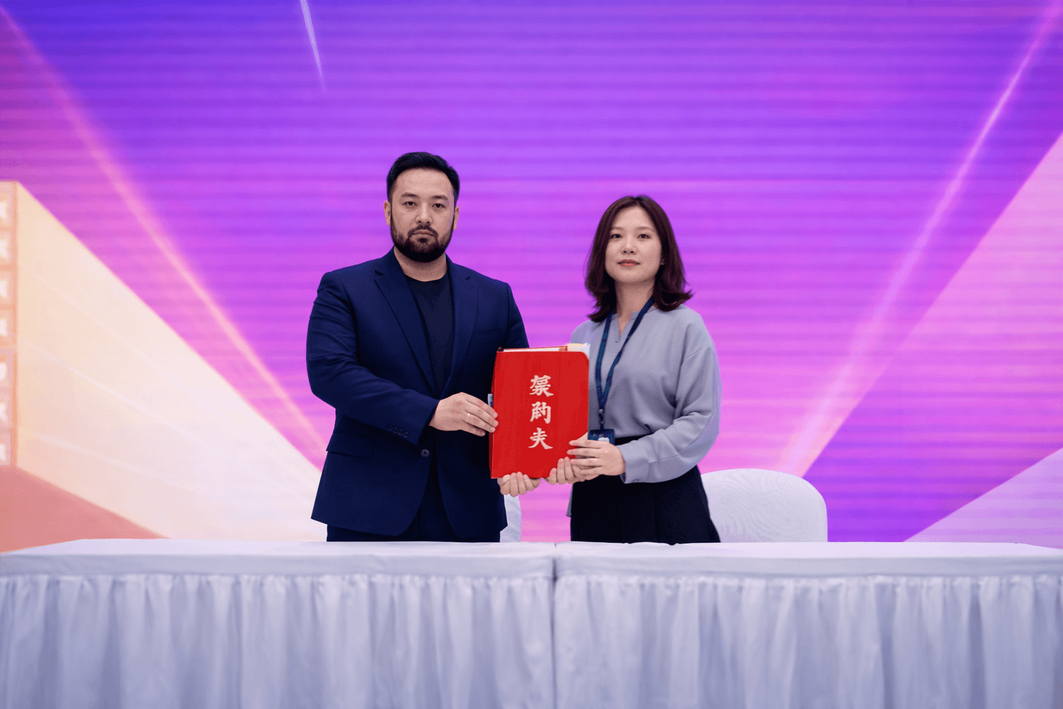 تفاهم نامه جديد كابل و چین براى توسعه روابط تجارى و برگزارى نمايشگاه ها.