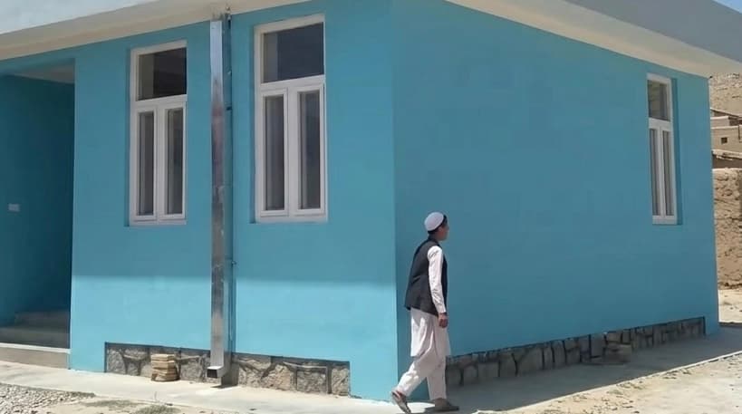 مردم غزنى با هزينه شخصى براى كودکان شان مكتب ساختند.
