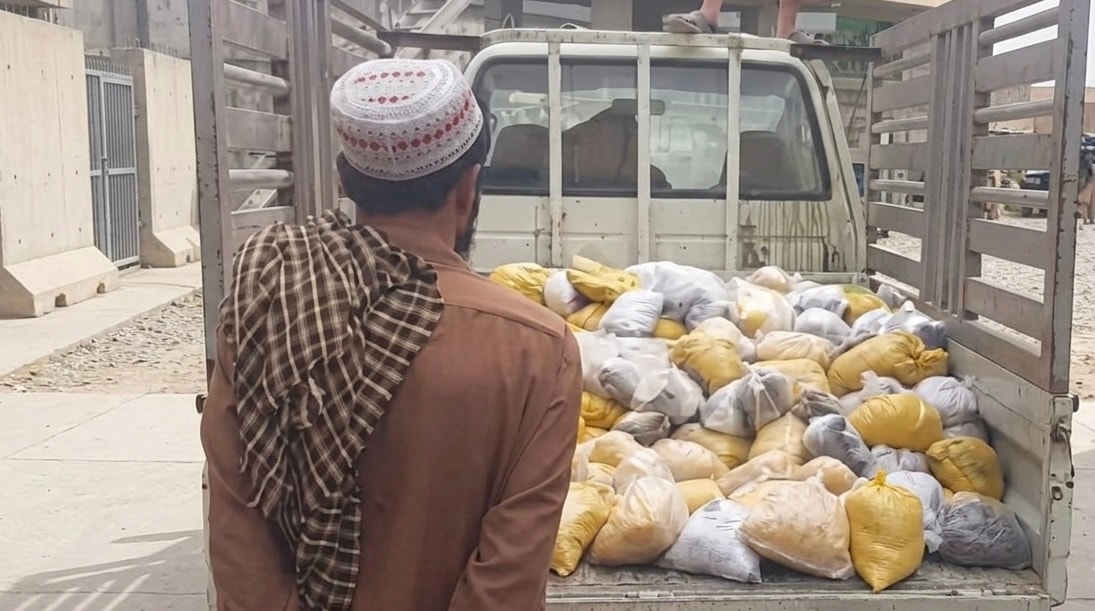 كشف و ضبط بيش از ٧٠٠ كيلوگرام ترياک در بدخشان؛ دو نفر بازداشت شدند.