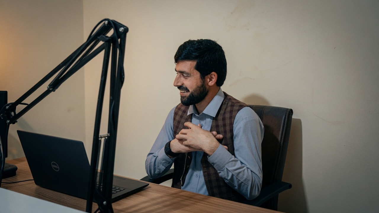 طالبانو په ننګرهار كې سيمه ييز خبريال عزيزاللّه عزيز نيولى.