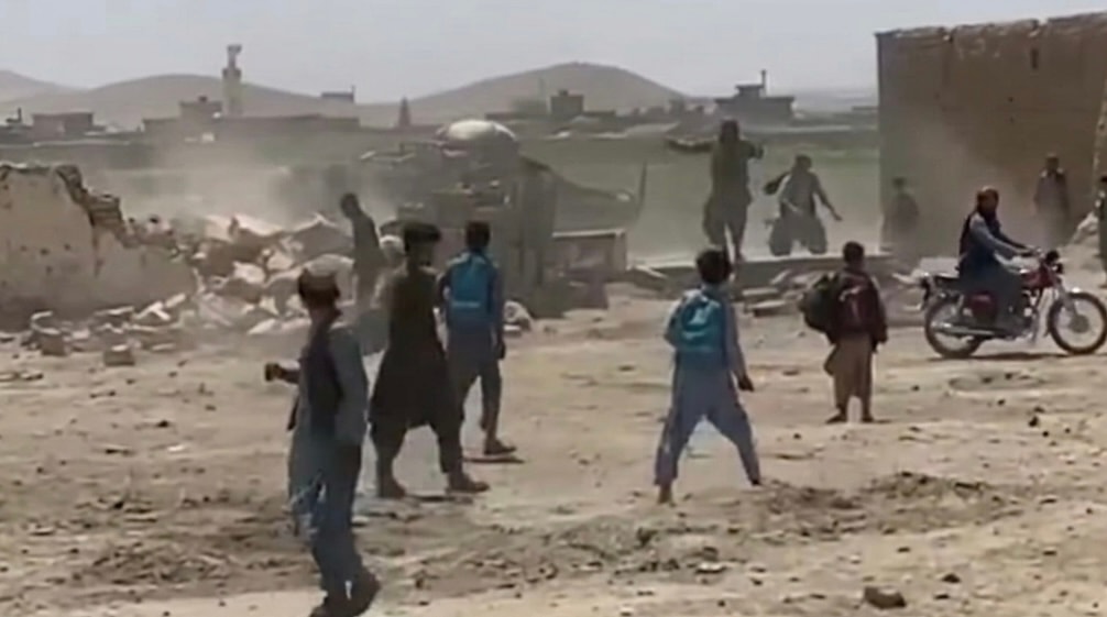 په غزني کې د ځمکې پر سر د خلکو او طالبانو ترمنځ نښته کې یو کس وژل شوی.