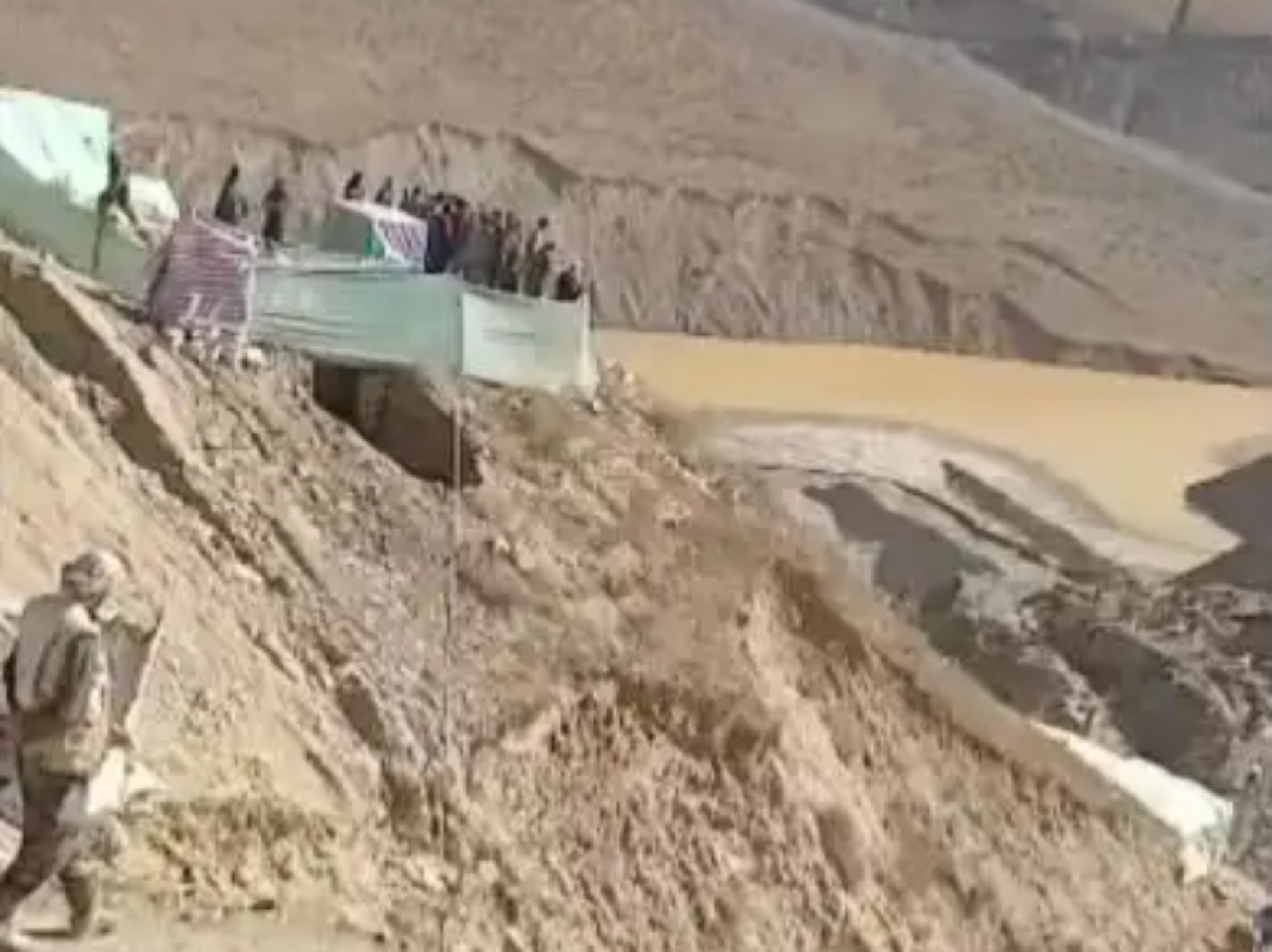 درگیری بر سر معدن طلا میان طالبان بدخشانی و غیر بدخشانی در ارغنجخواه.